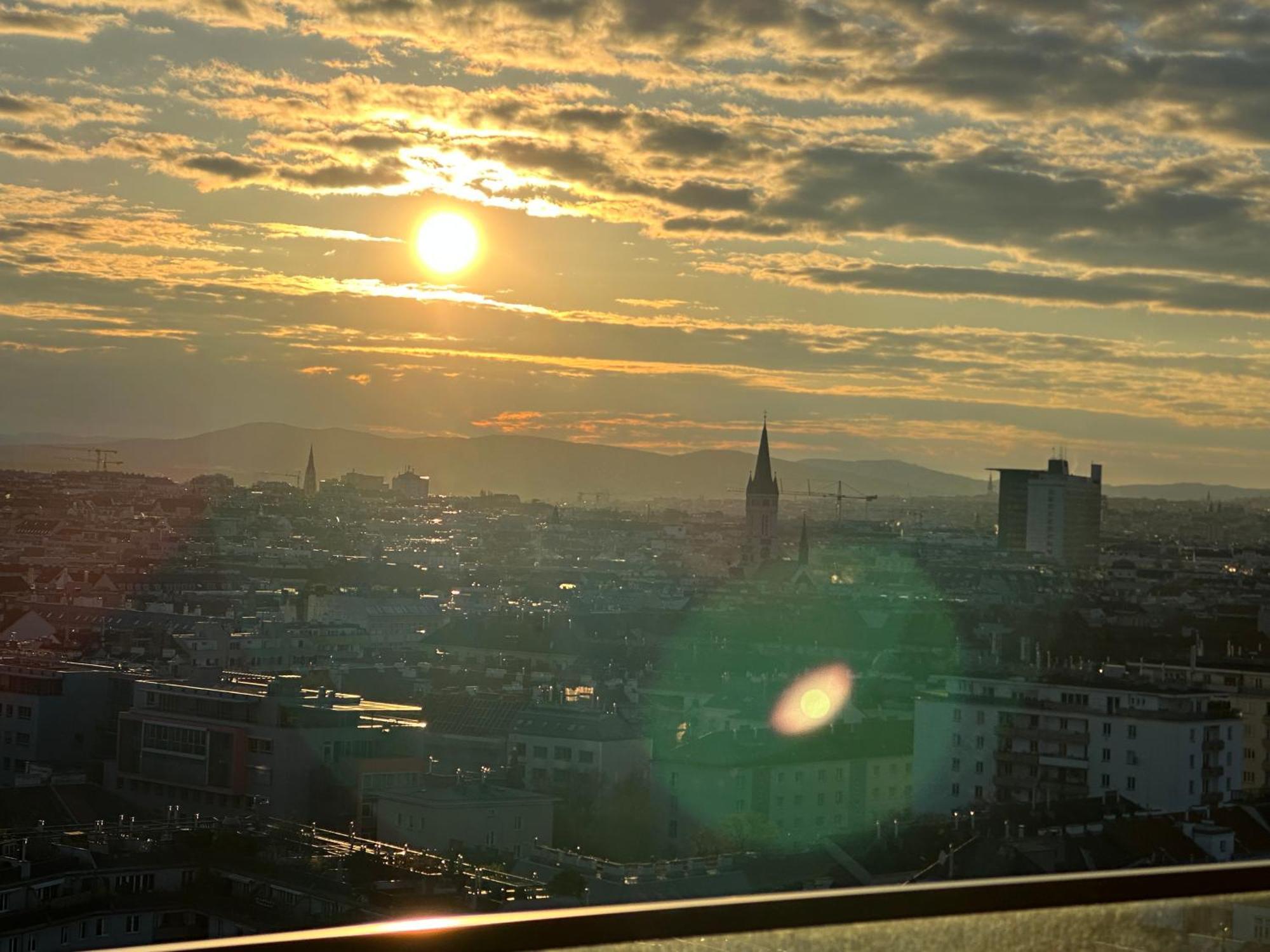 Panorama Sky Apartment I Rooftop Pool I Metro Station فيينا المظهر الخارجي الصورة
