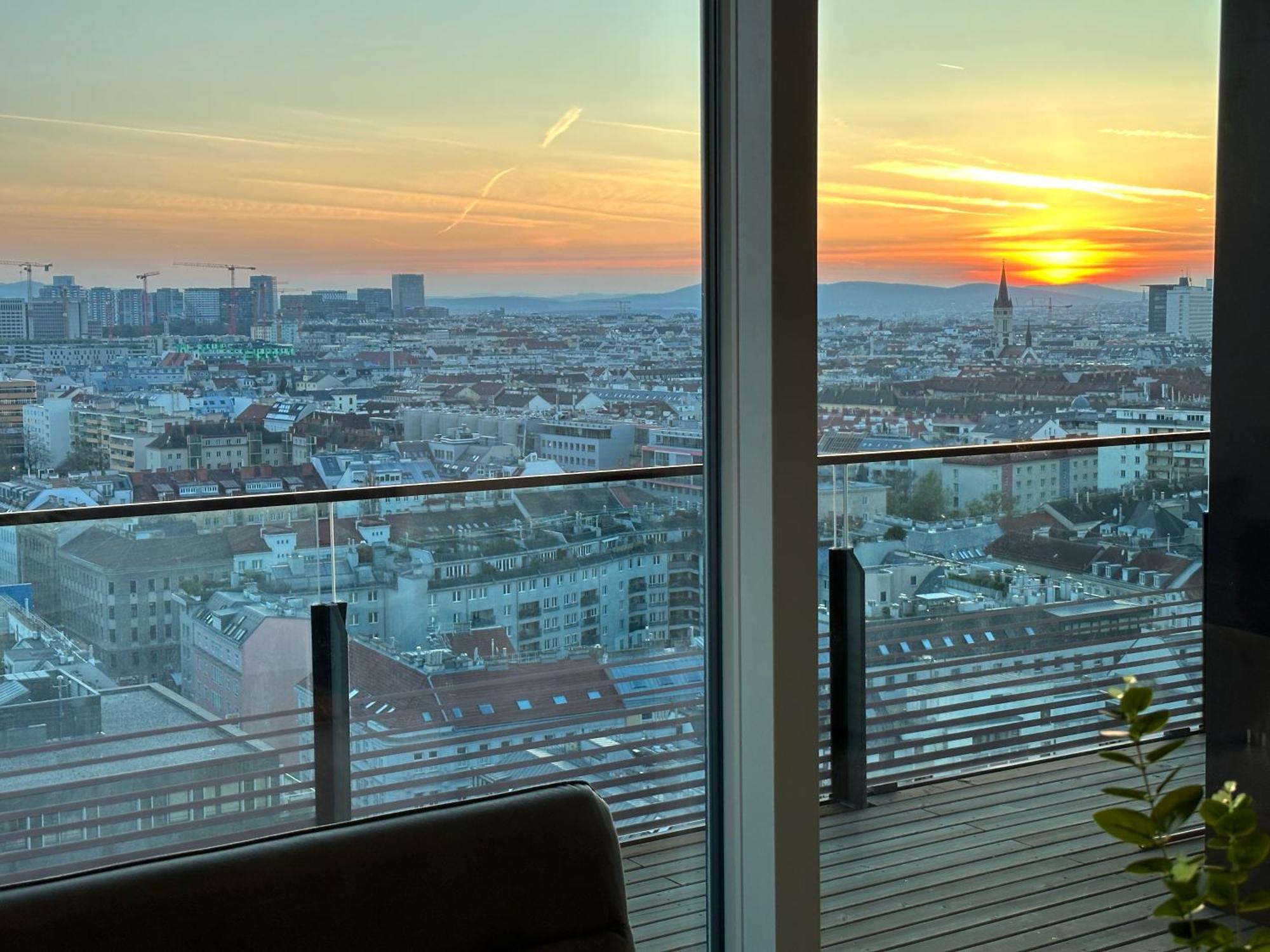 Panorama Sky Apartment I Rooftop Pool I Metro Station فيينا المظهر الخارجي الصورة
