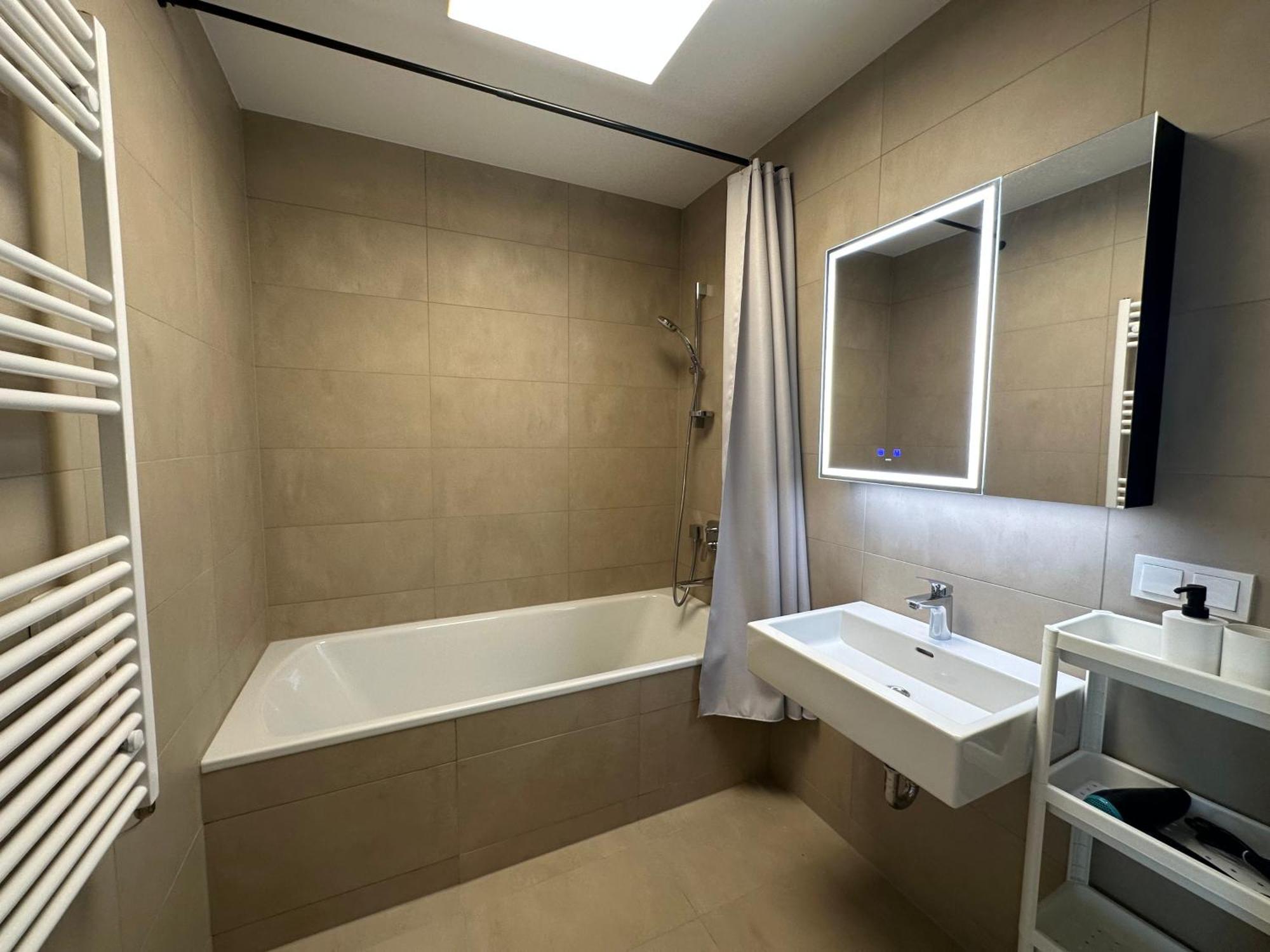 Panorama Sky Apartment I Rooftop Pool I Metro Station فيينا المظهر الخارجي الصورة
