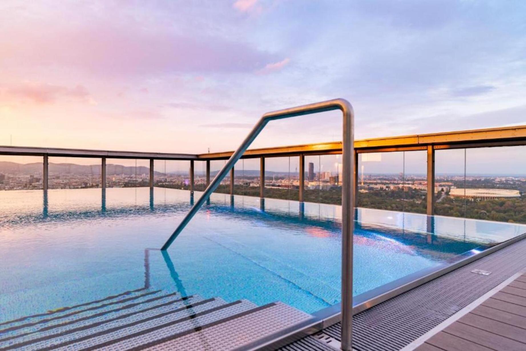 Panorama Sky Apartment I Rooftop Pool I Metro Station فيينا المظهر الخارجي الصورة