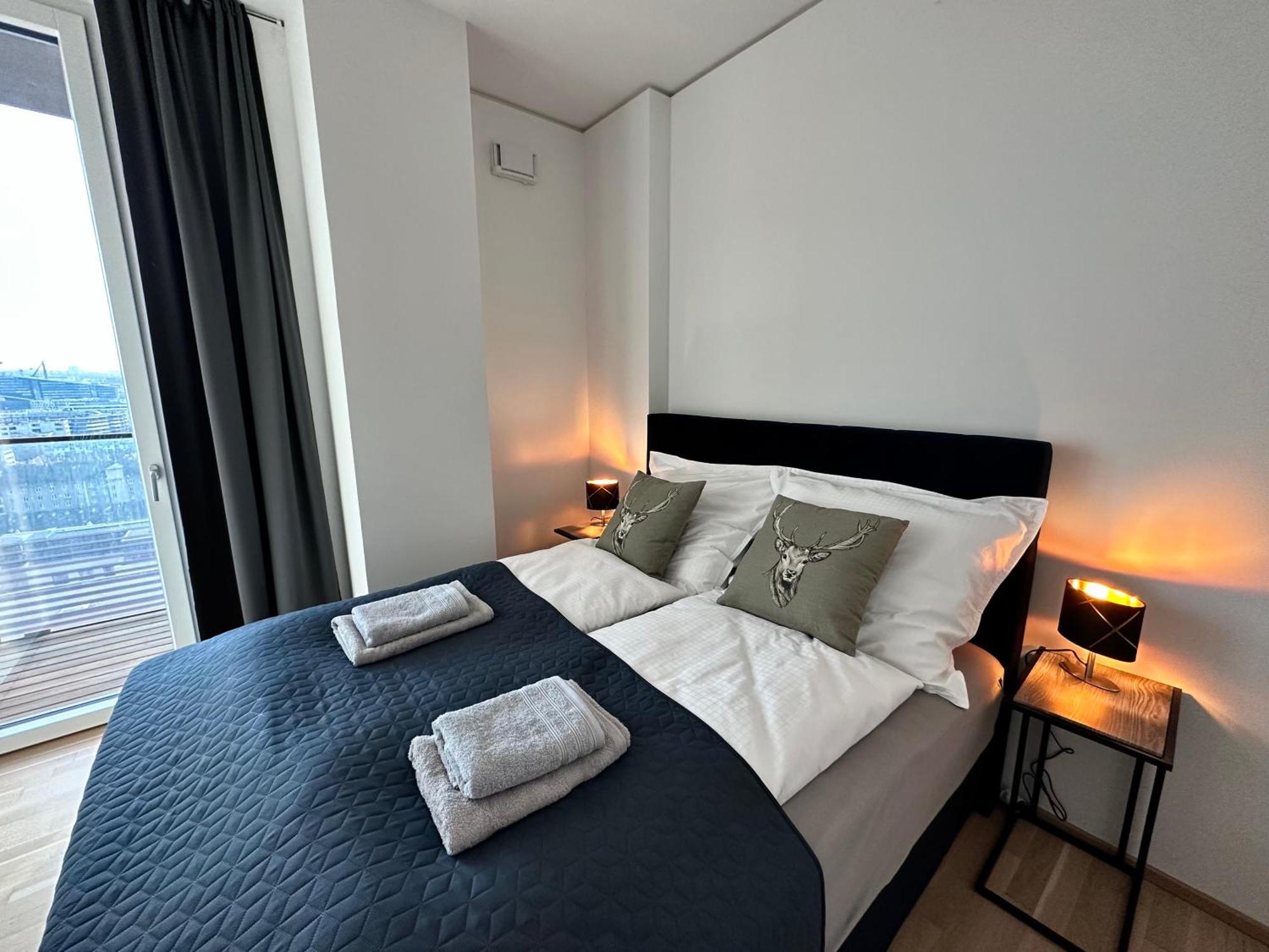 Panorama Sky Apartment I Rooftop Pool I Metro Station فيينا المظهر الخارجي الصورة
