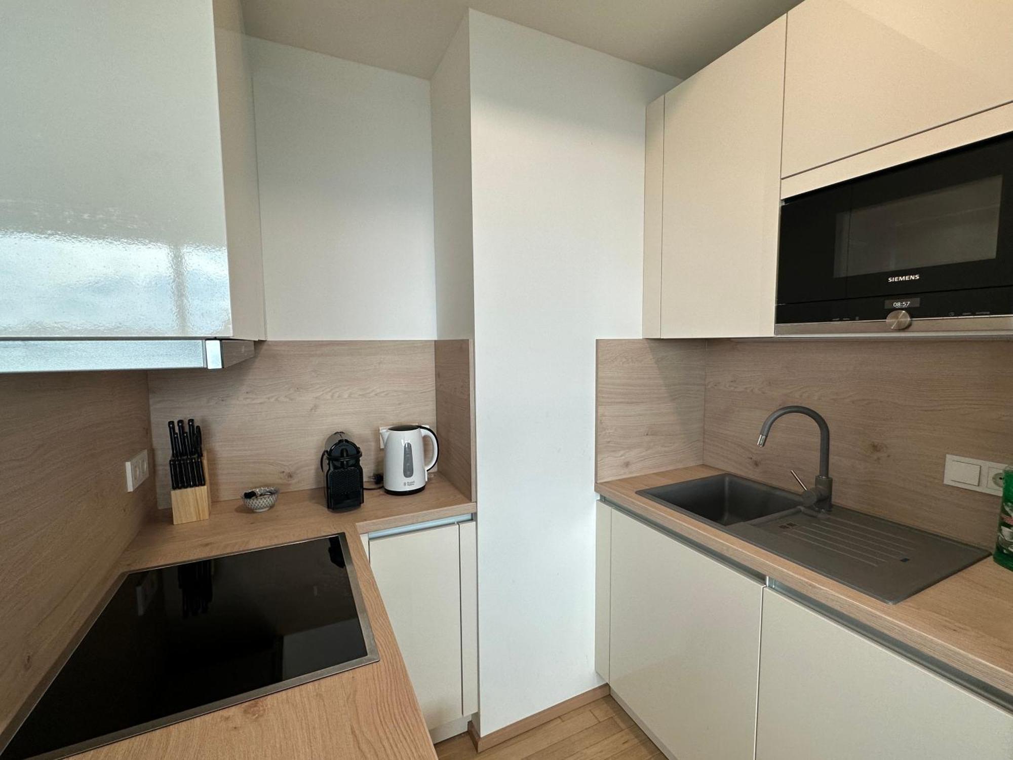 Panorama Sky Apartment I Rooftop Pool I Metro Station فيينا المظهر الخارجي الصورة