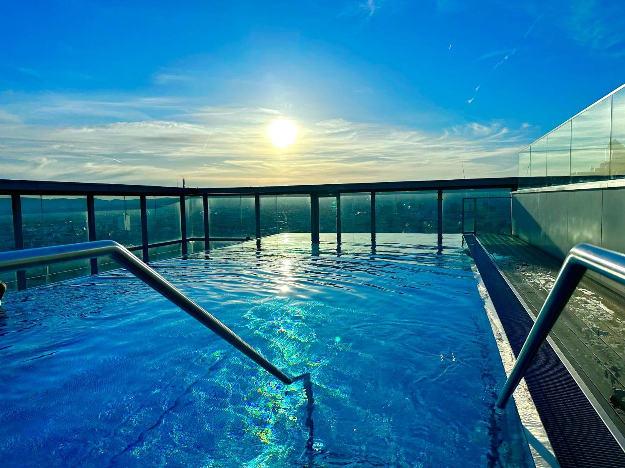Panorama Sky Apartment I Rooftop Pool I Metro Station فيينا المظهر الخارجي الصورة