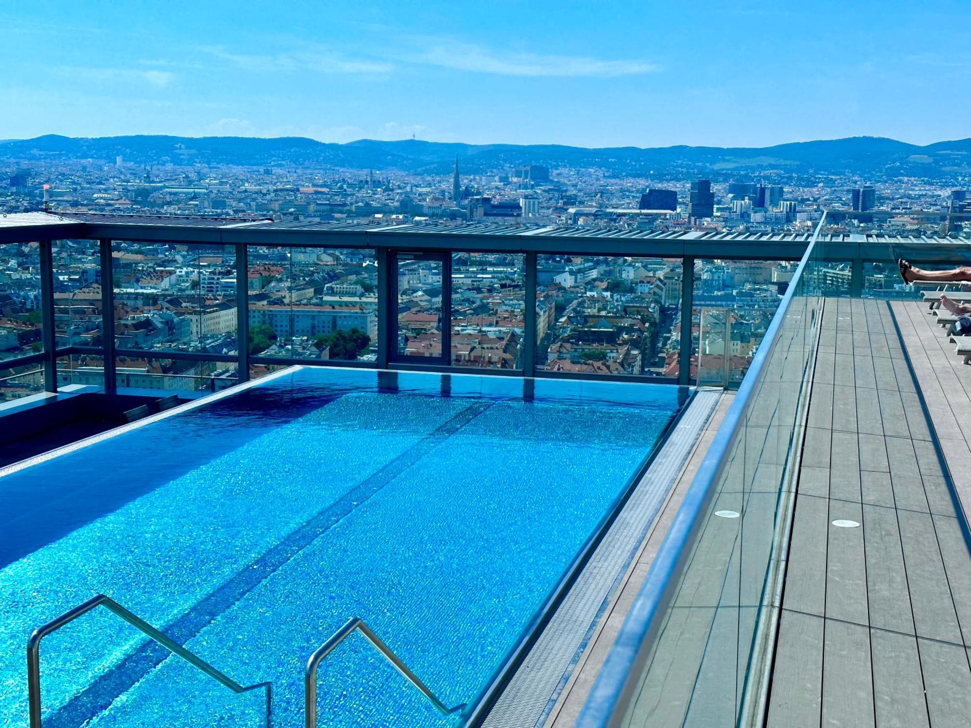 Panorama Sky Apartment I Rooftop Pool I Metro Station فيينا المظهر الخارجي الصورة
